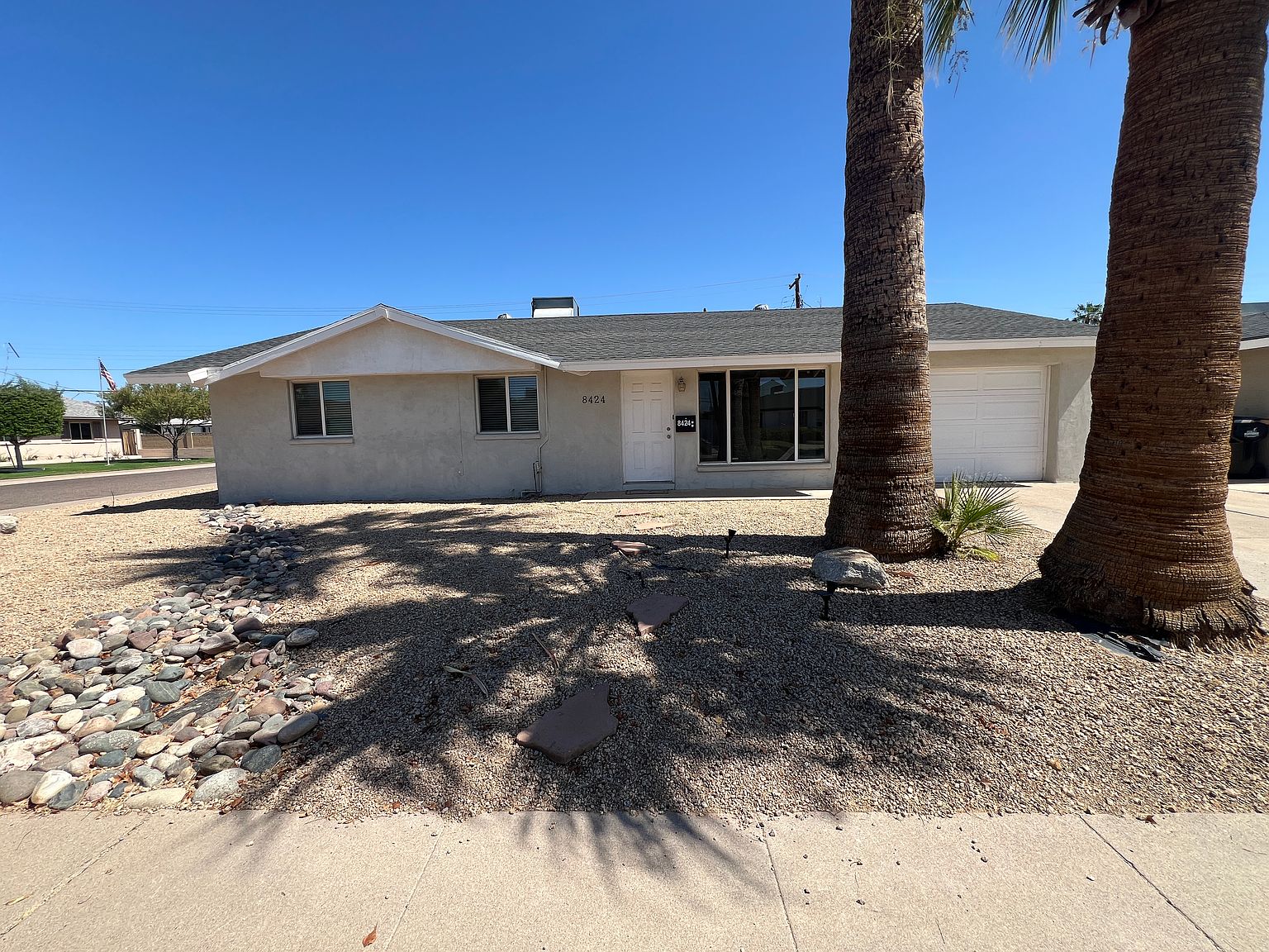 8424 E Palm Ln photo 2