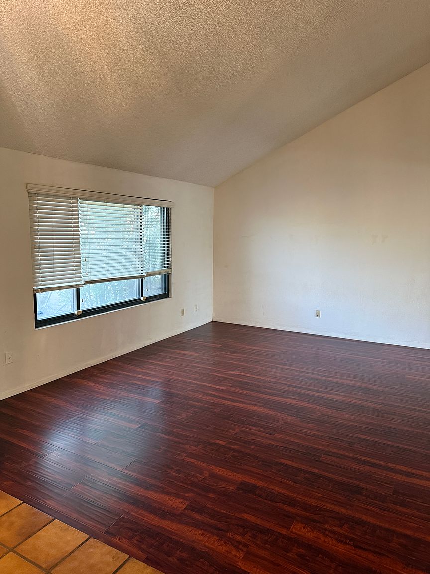 426 E Susan Ln photo 3