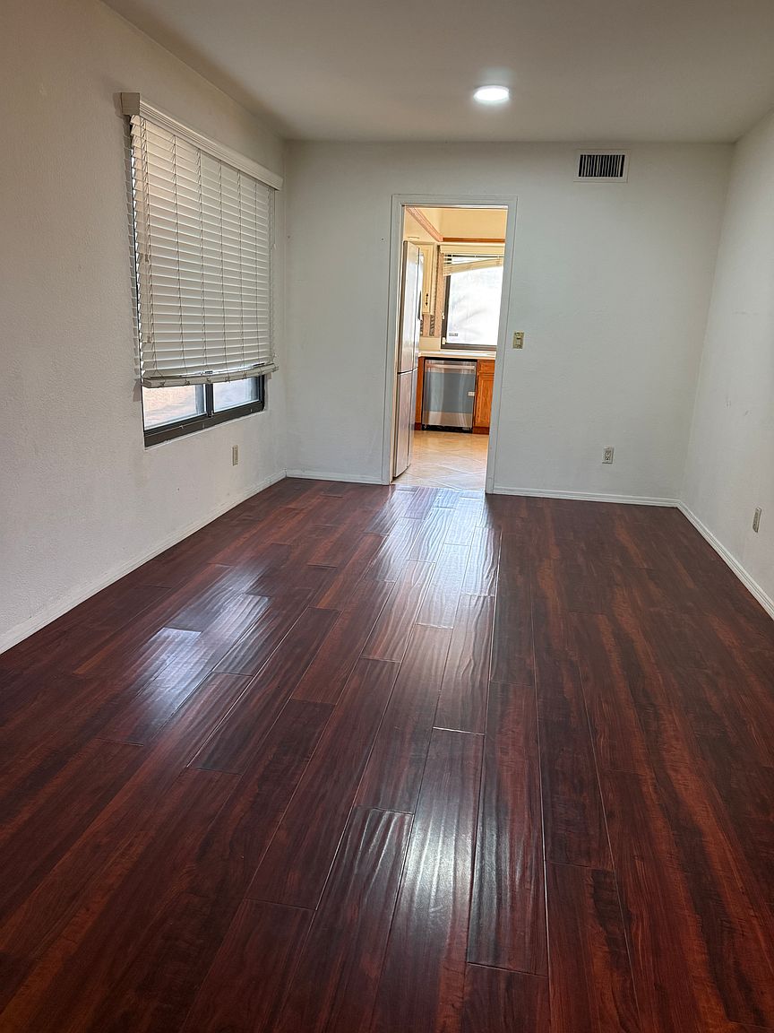426 E Susan Ln photo 5