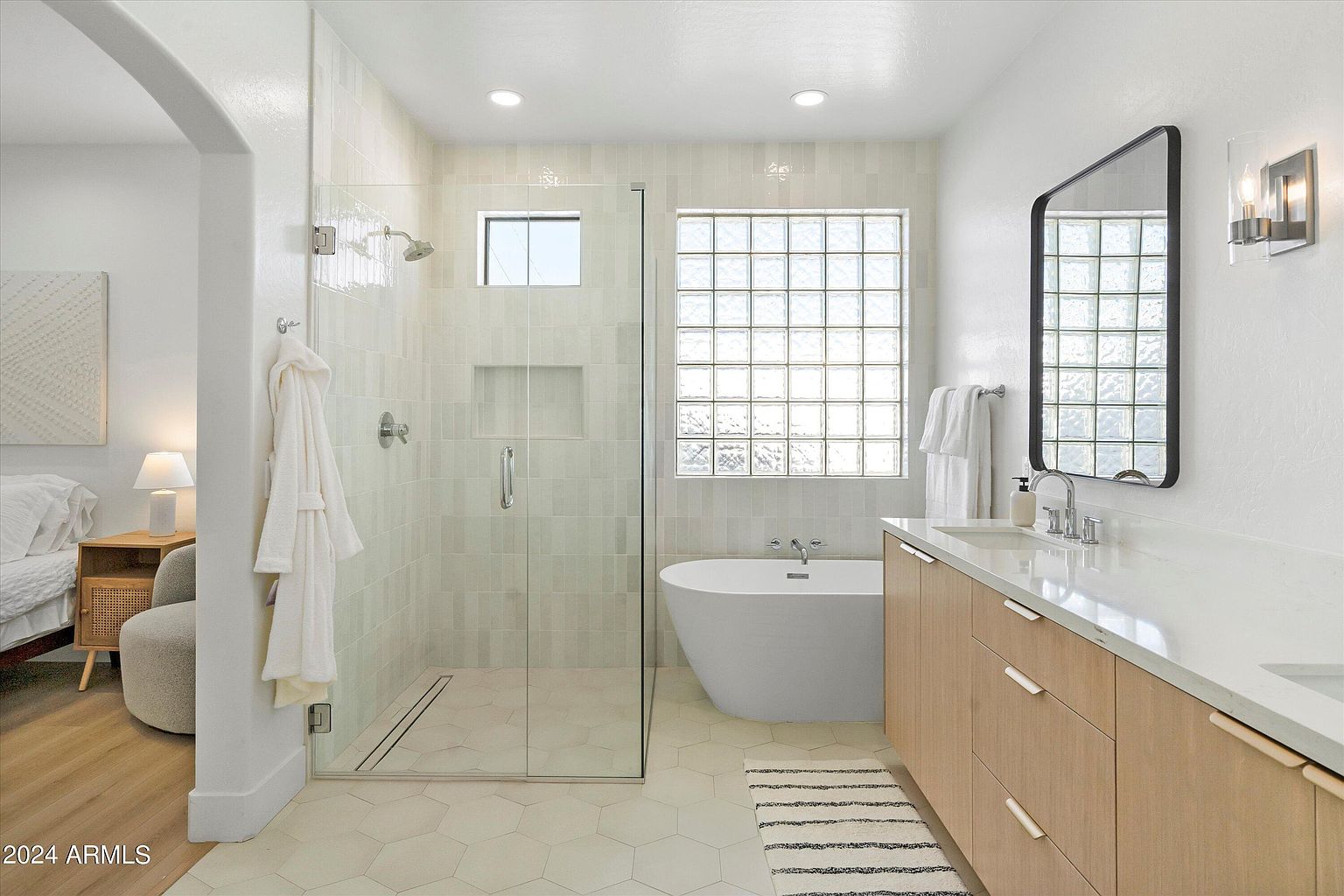 1084 E Susan Lane photo 2