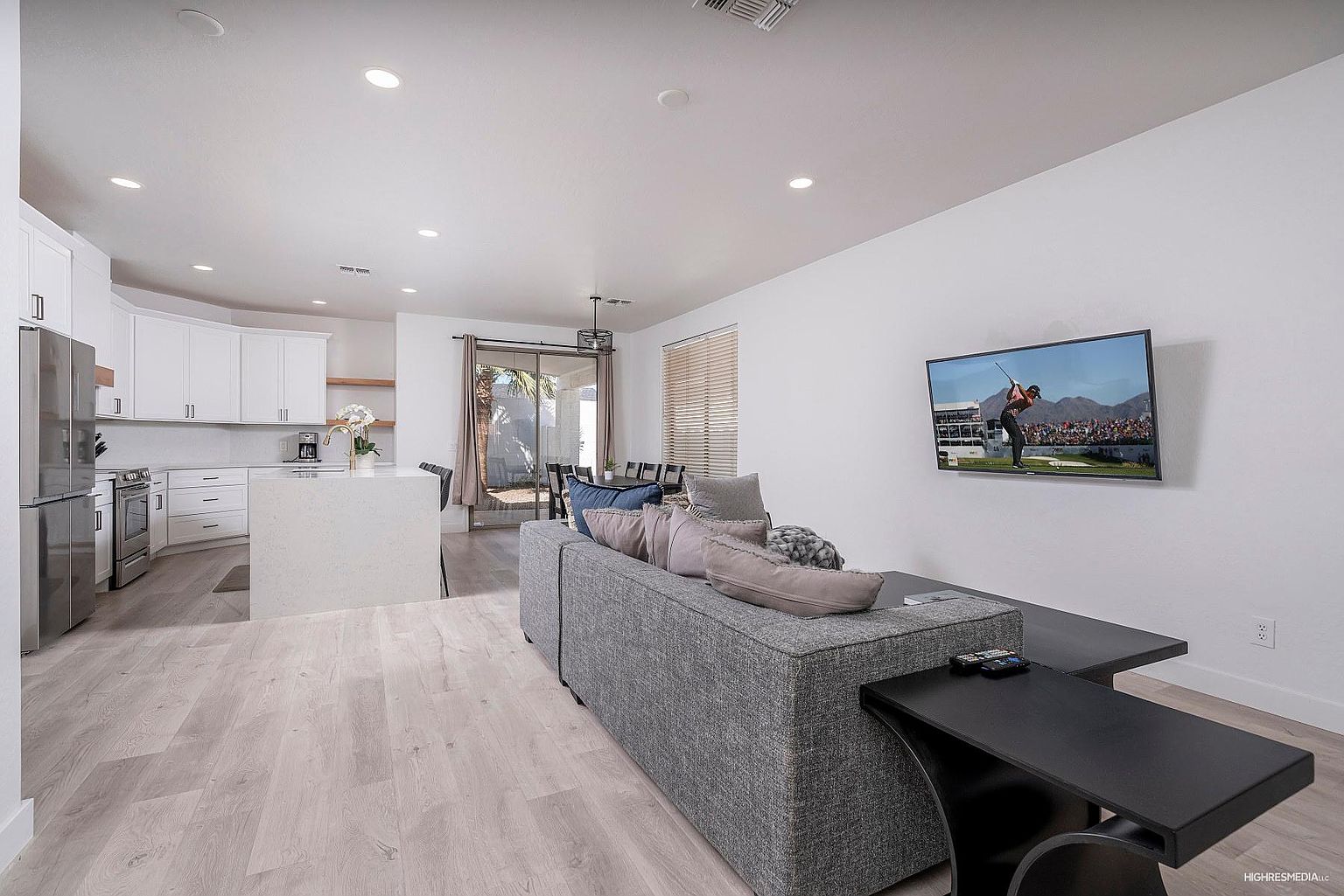 1012 E Susan Ln photo 2