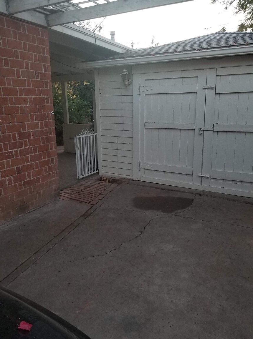1022 S Maple Ave photo 3