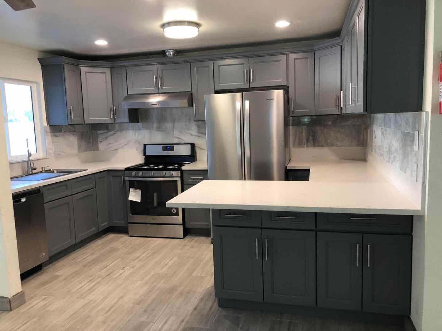 907 S Una Ave photo 2