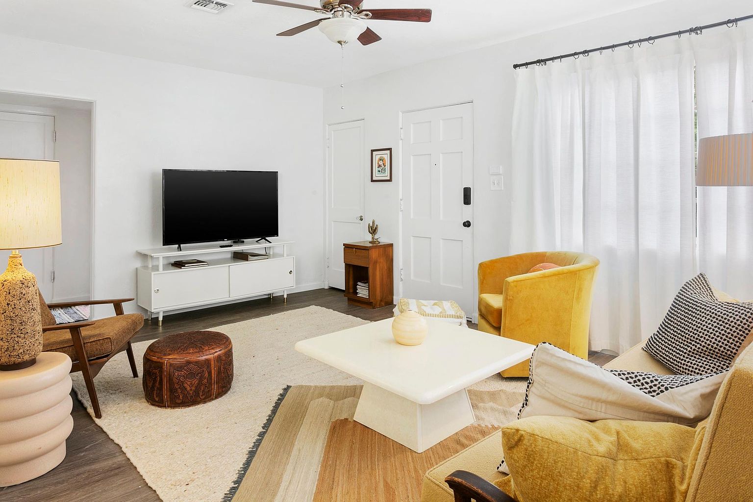 1110 S Una Ave photo 3