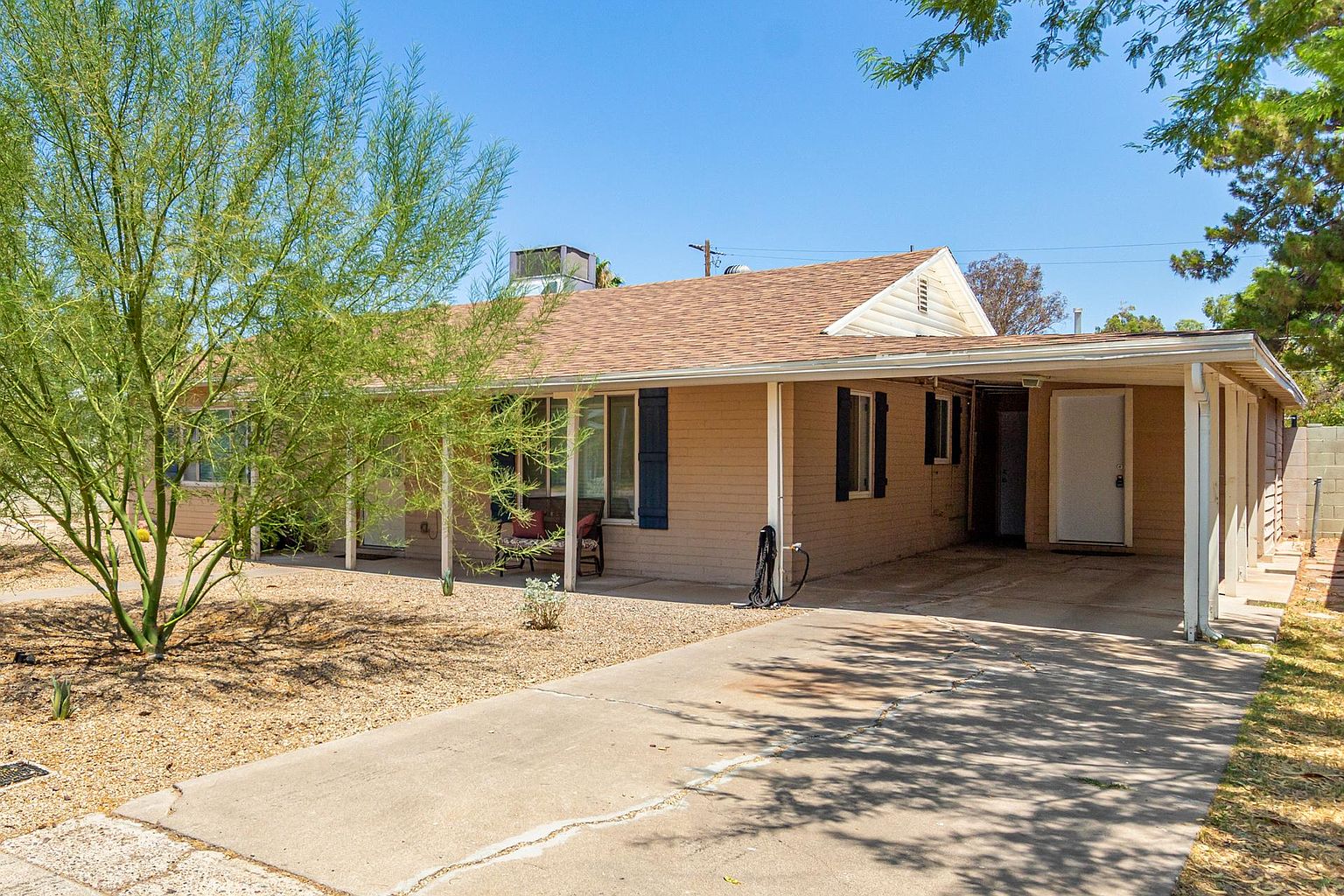 1019 S Una Ave photo 3
