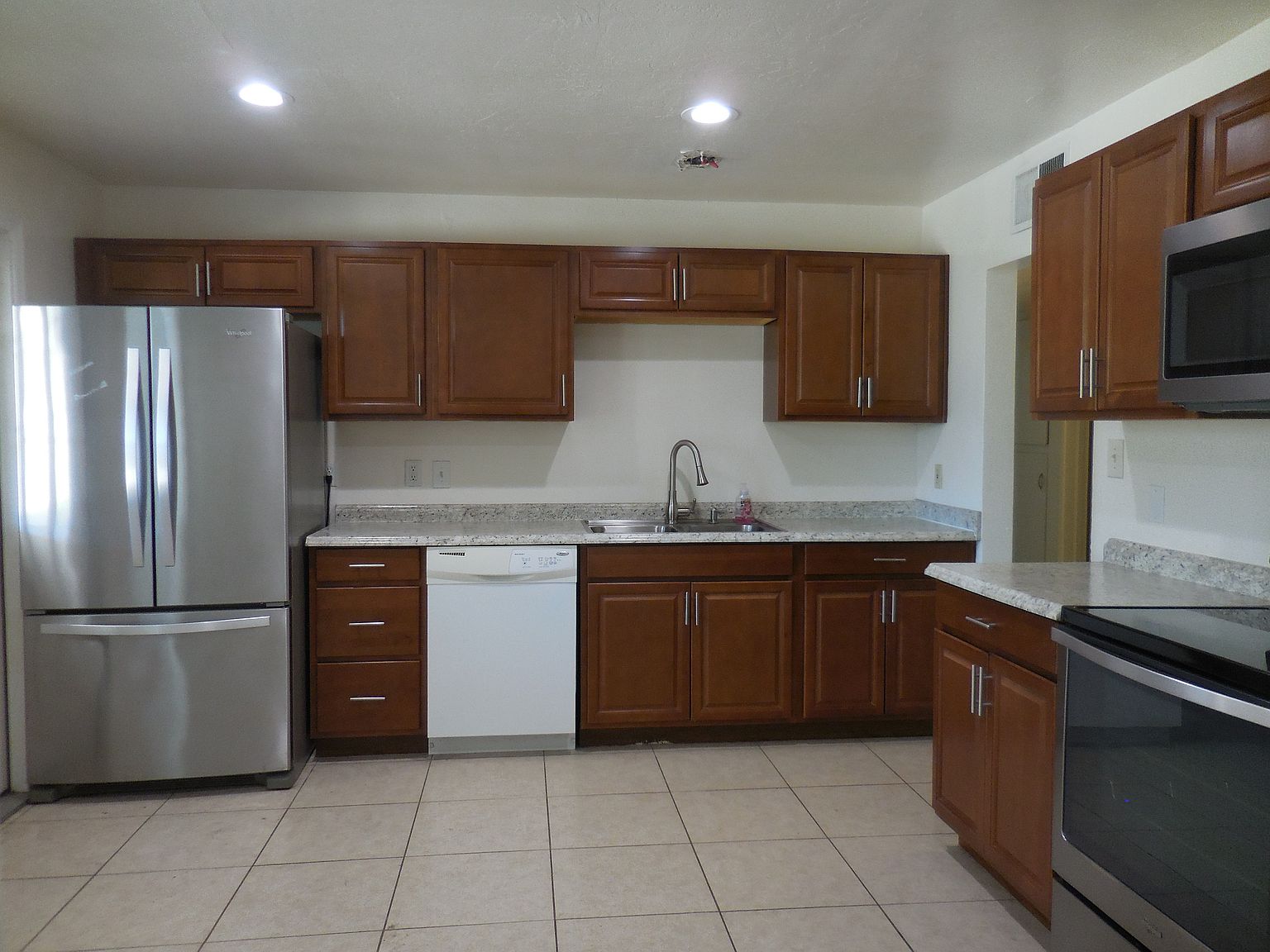 1305 E Don Carlos Ave photo 3