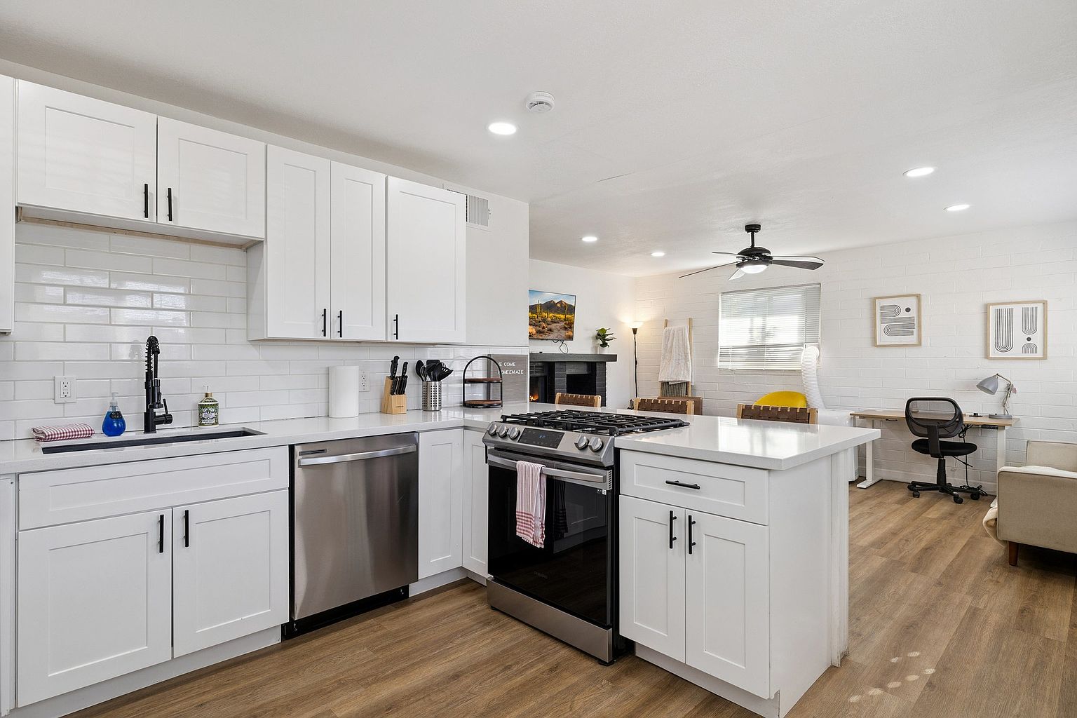 2112 E Lemon St photo 4
