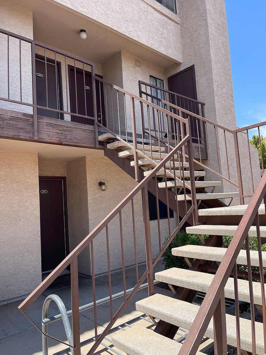 1215 E Lemon St photo 4