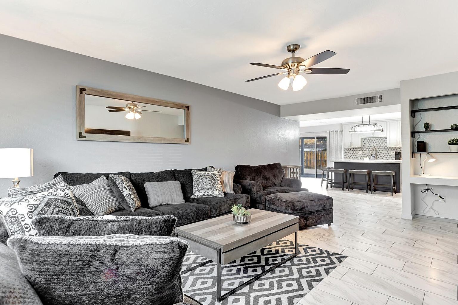 1524 E Broadmor Dr photo 3