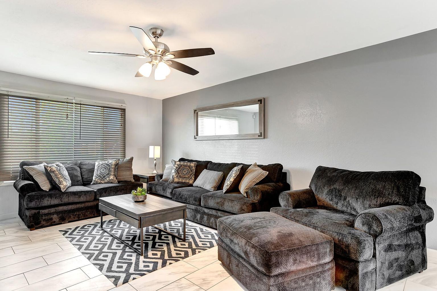 1524 E Broadmor Dr photo 5
