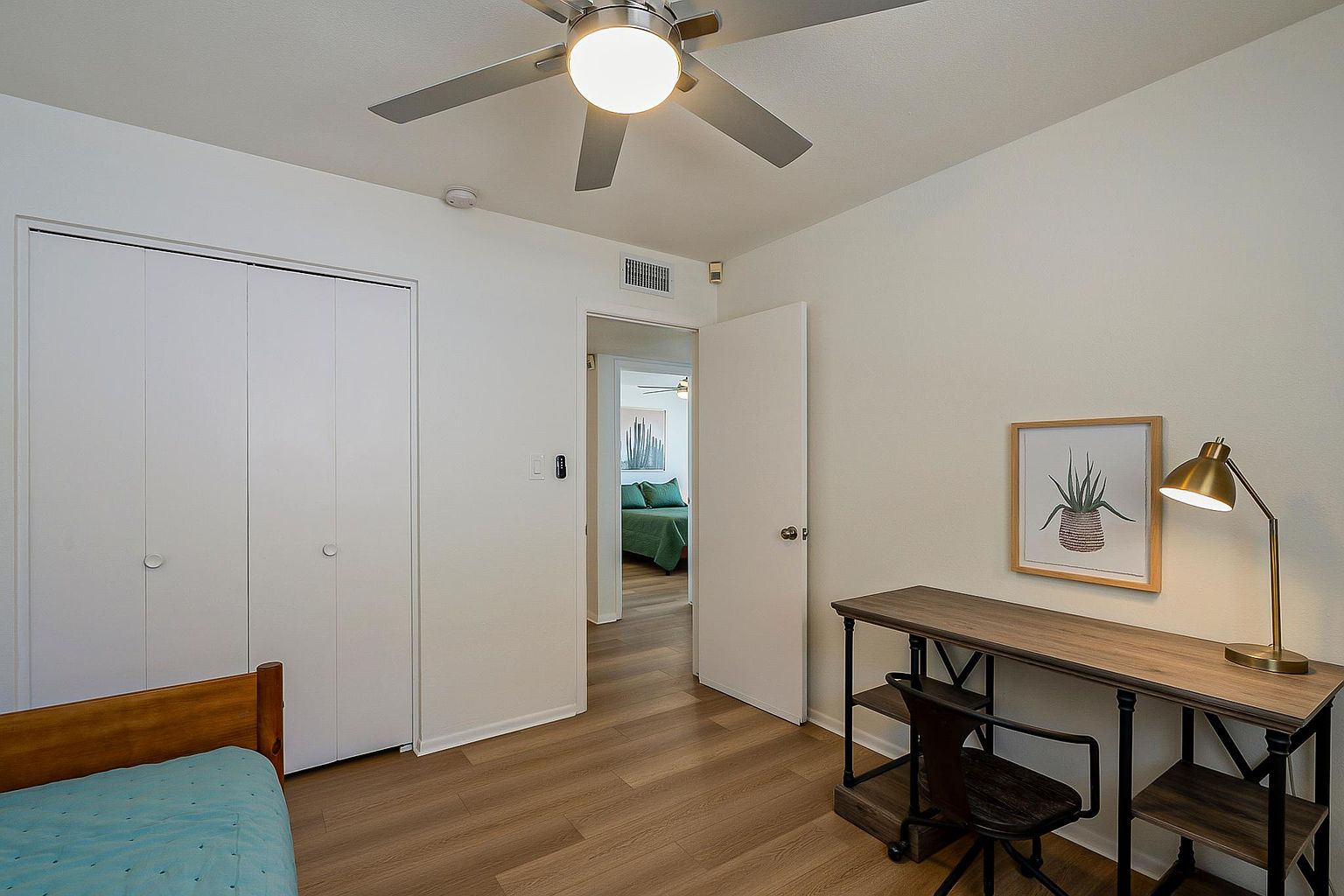1107 E Geneva Dr photo 2