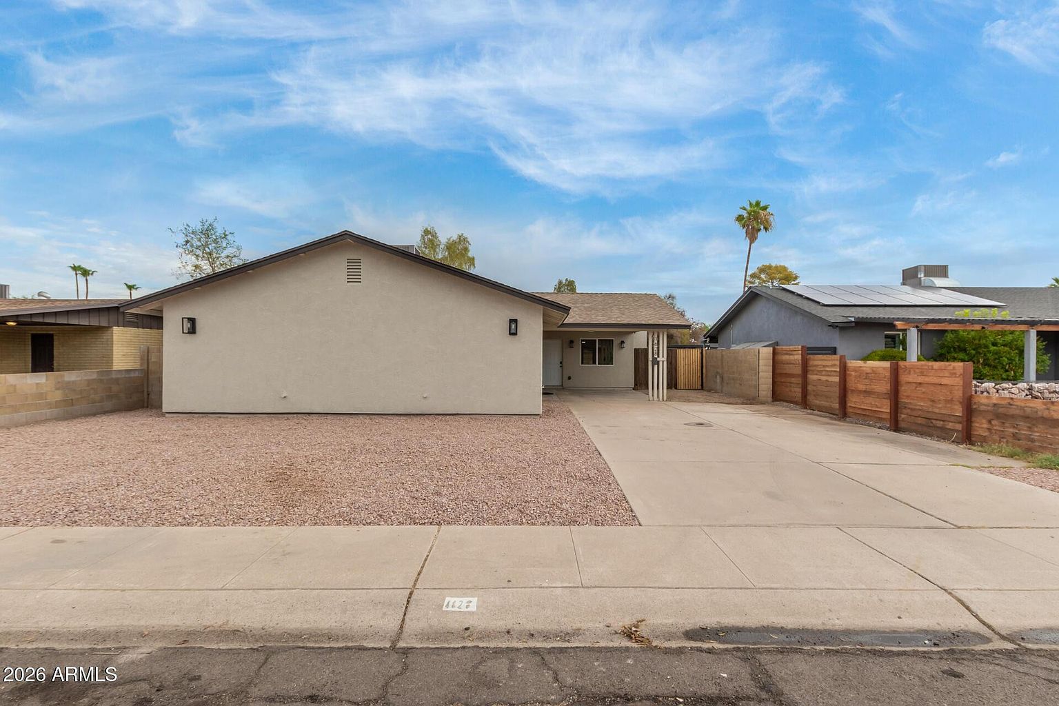 1628 E DEL RIO Drive photo 2