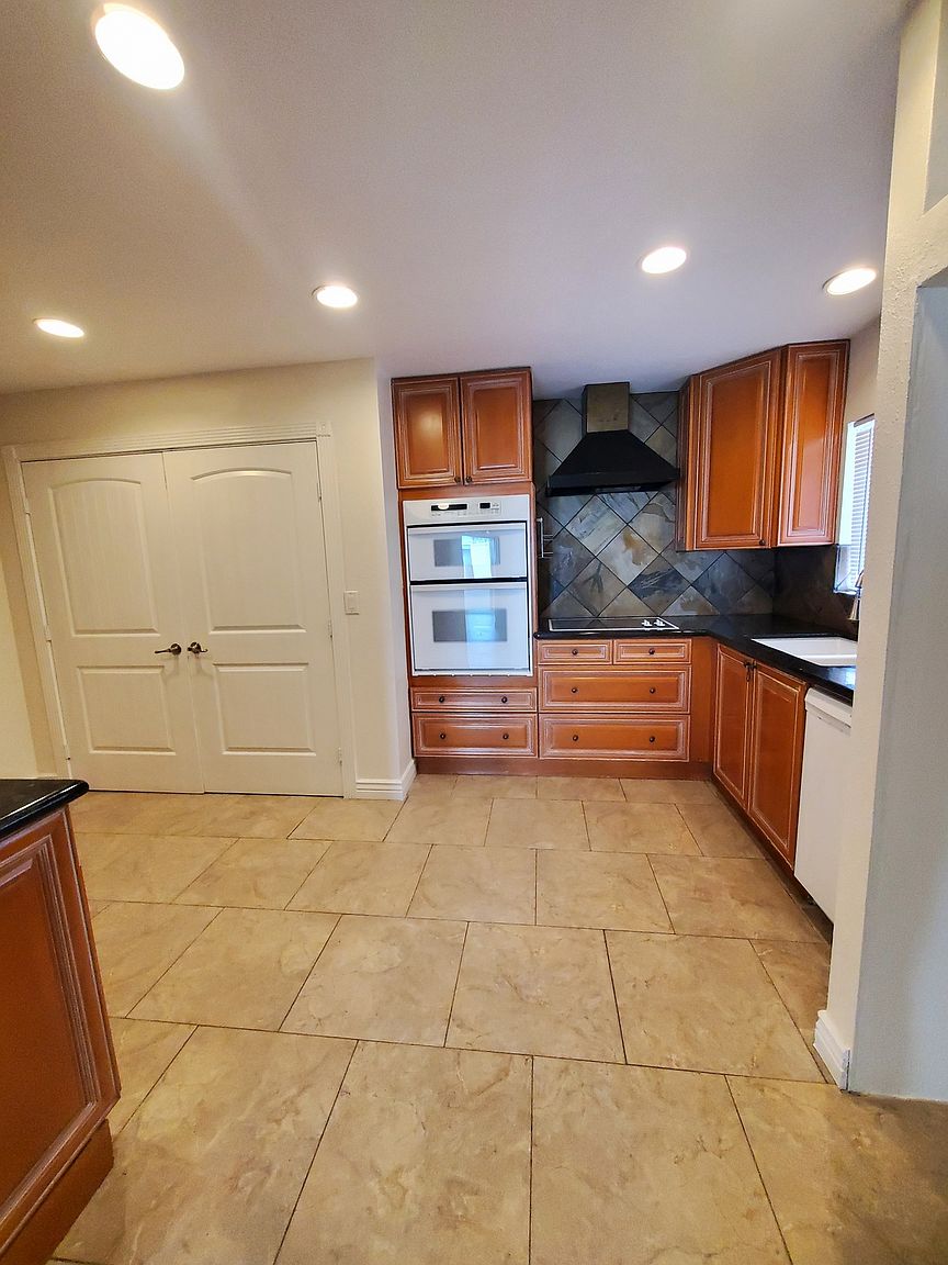 2725 S Azalea Dr photo 5
