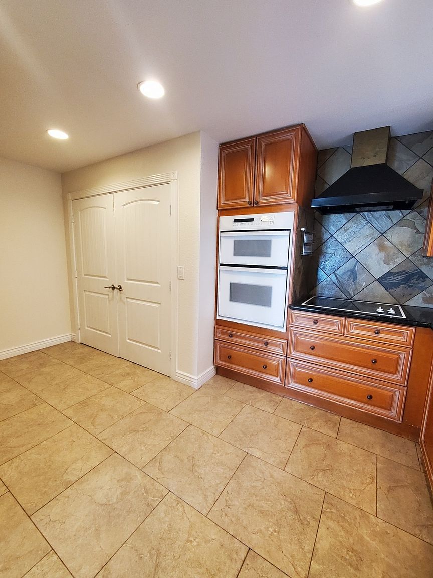 2725 S Azalea Dr photo 4