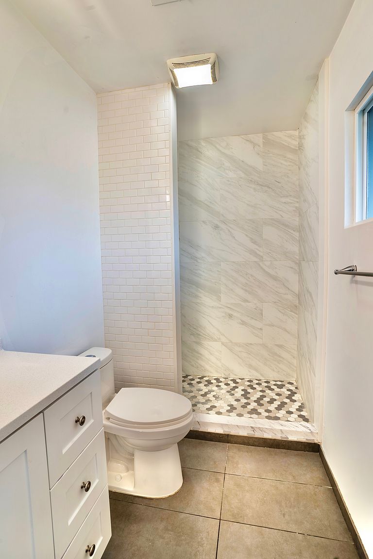 1728 E Laguna Dr photo 4