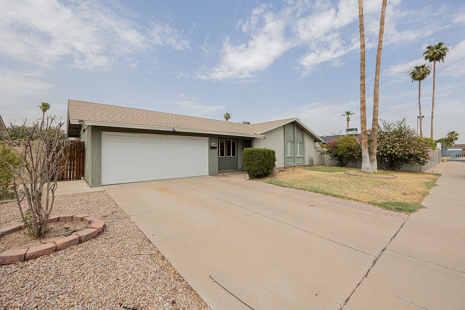 1218 E Carter Dr photo 4
