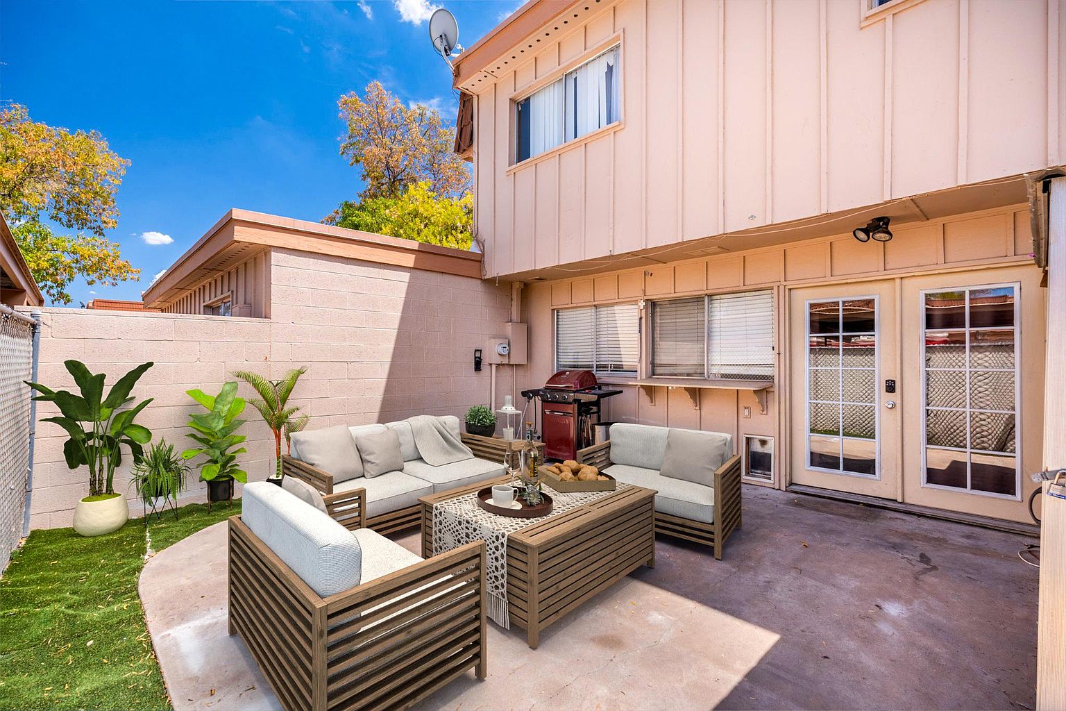 1515 E Dunbar Dr photo 2
