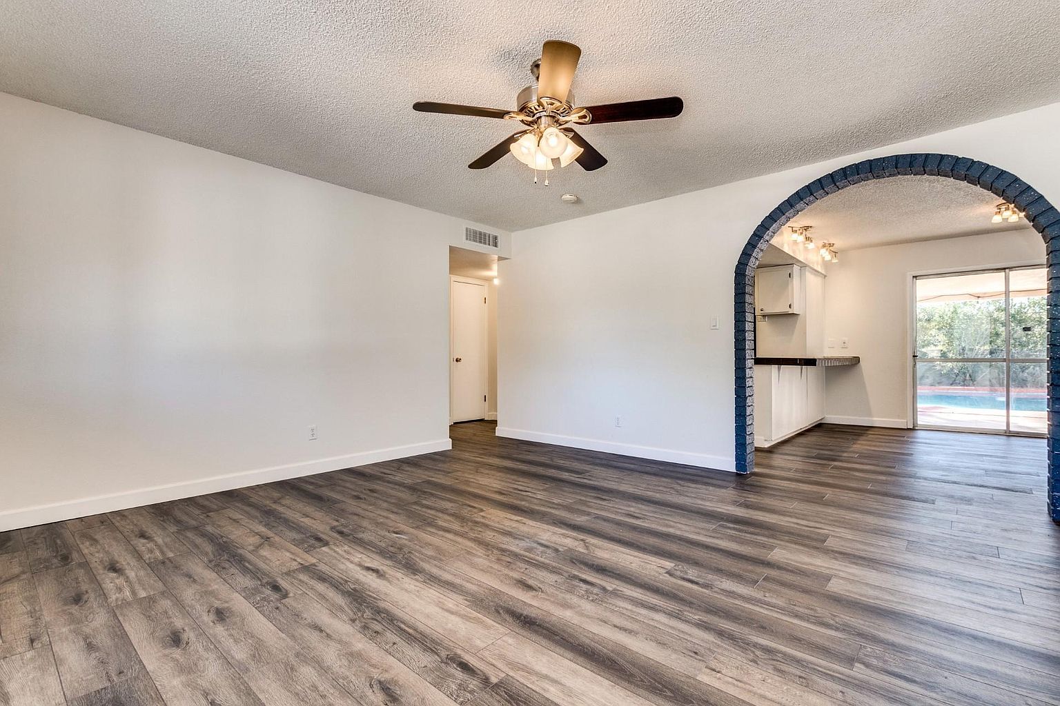 633 E Malibu Dr photo 3
