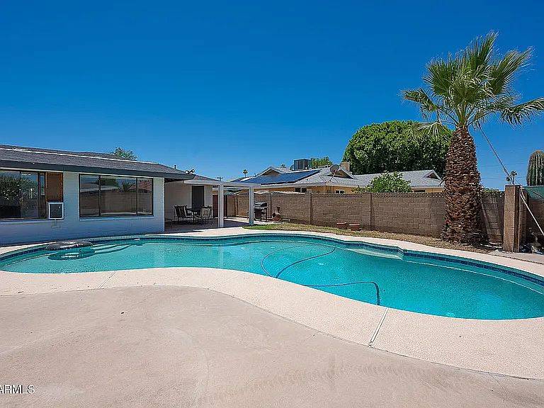 310 E Fremont Dr photo 2