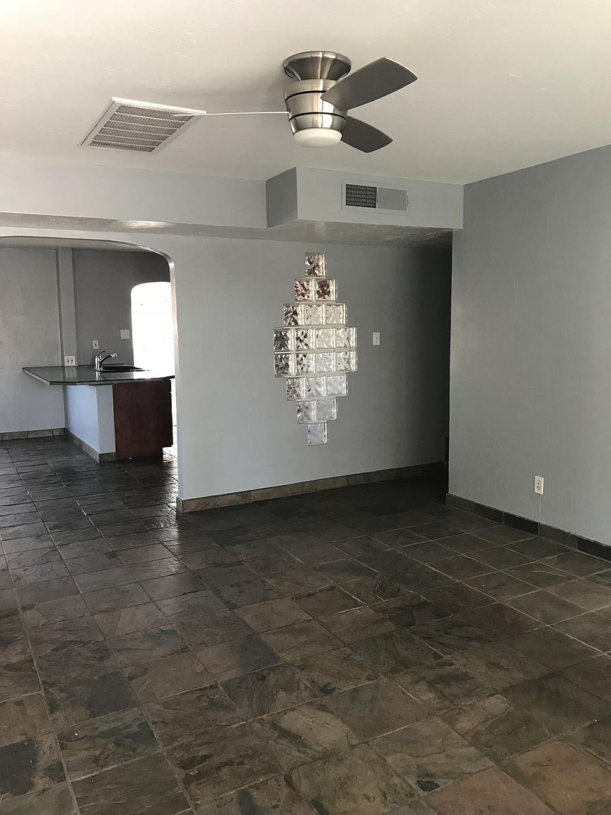 128 E Del Rio Dr photo 2