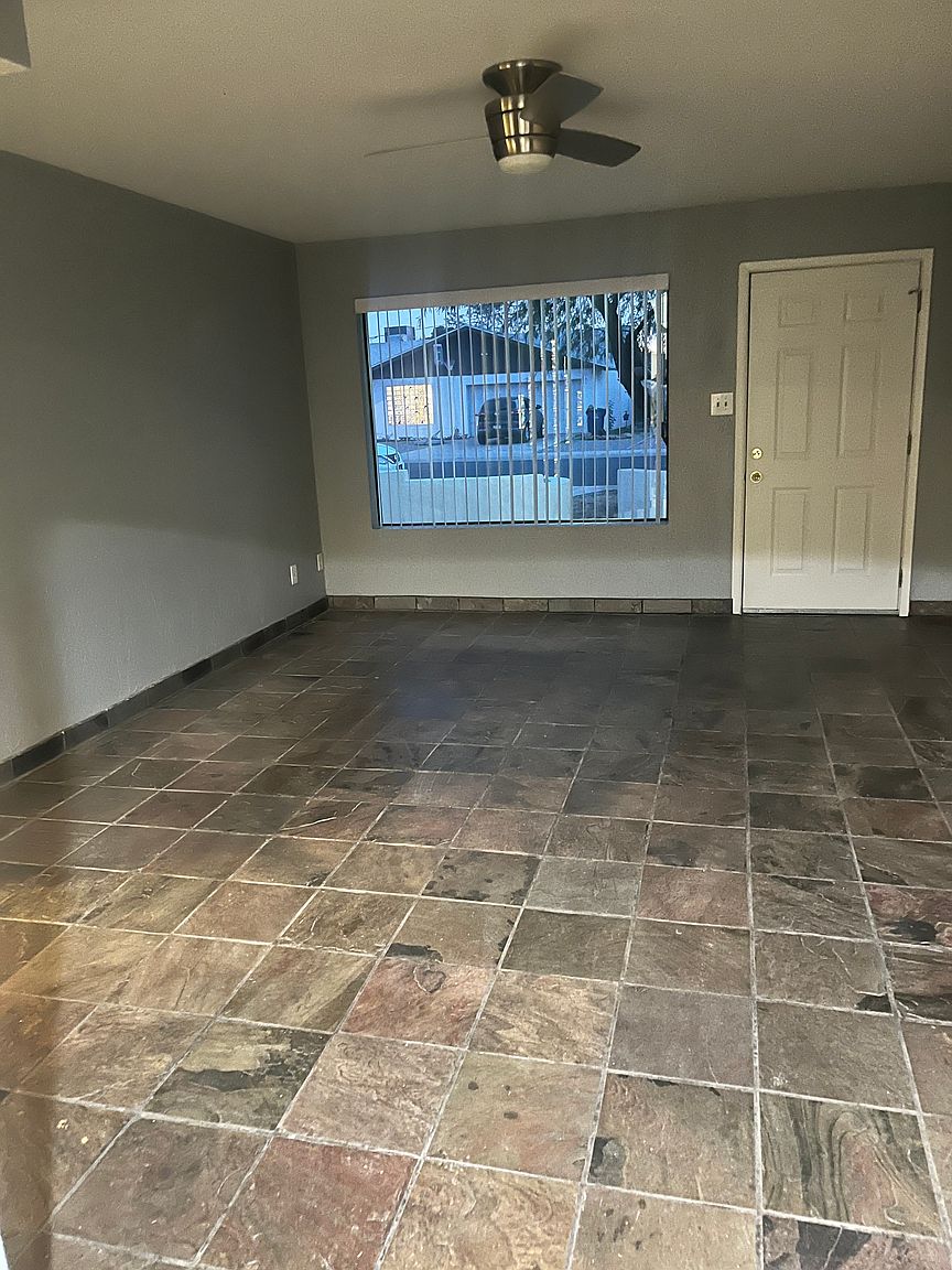 128 E Del Rio Dr photo 3