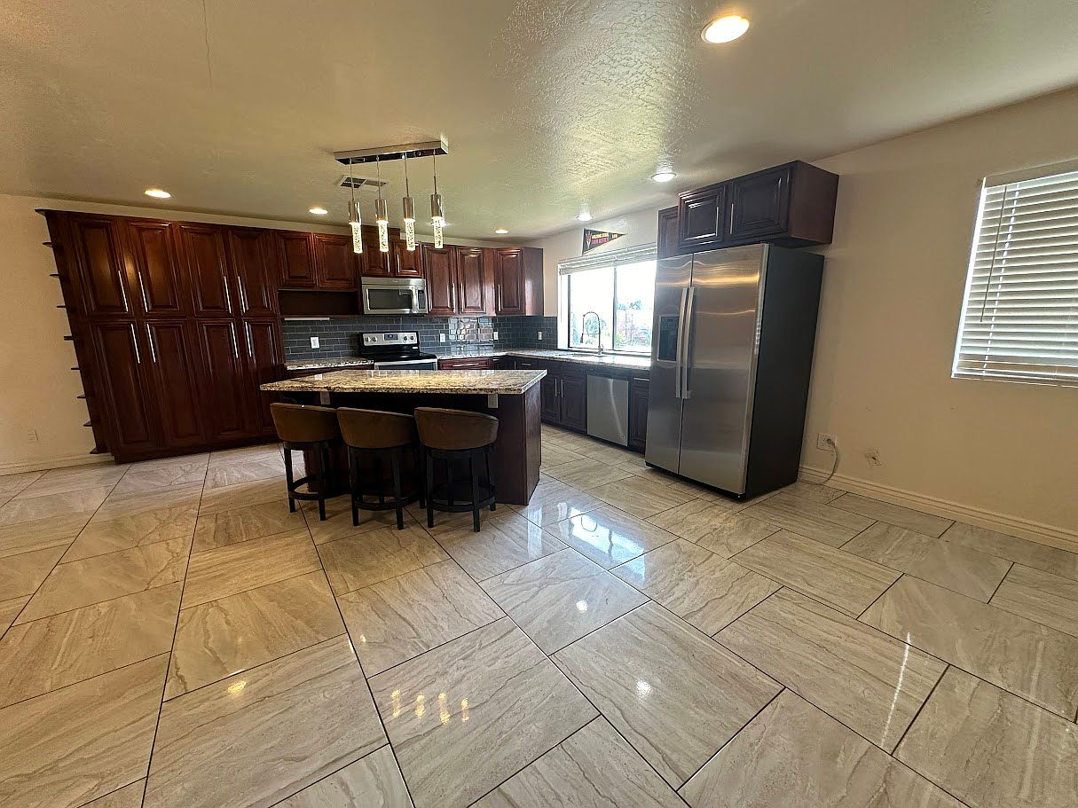 1817 E Concorda Dr photo 2