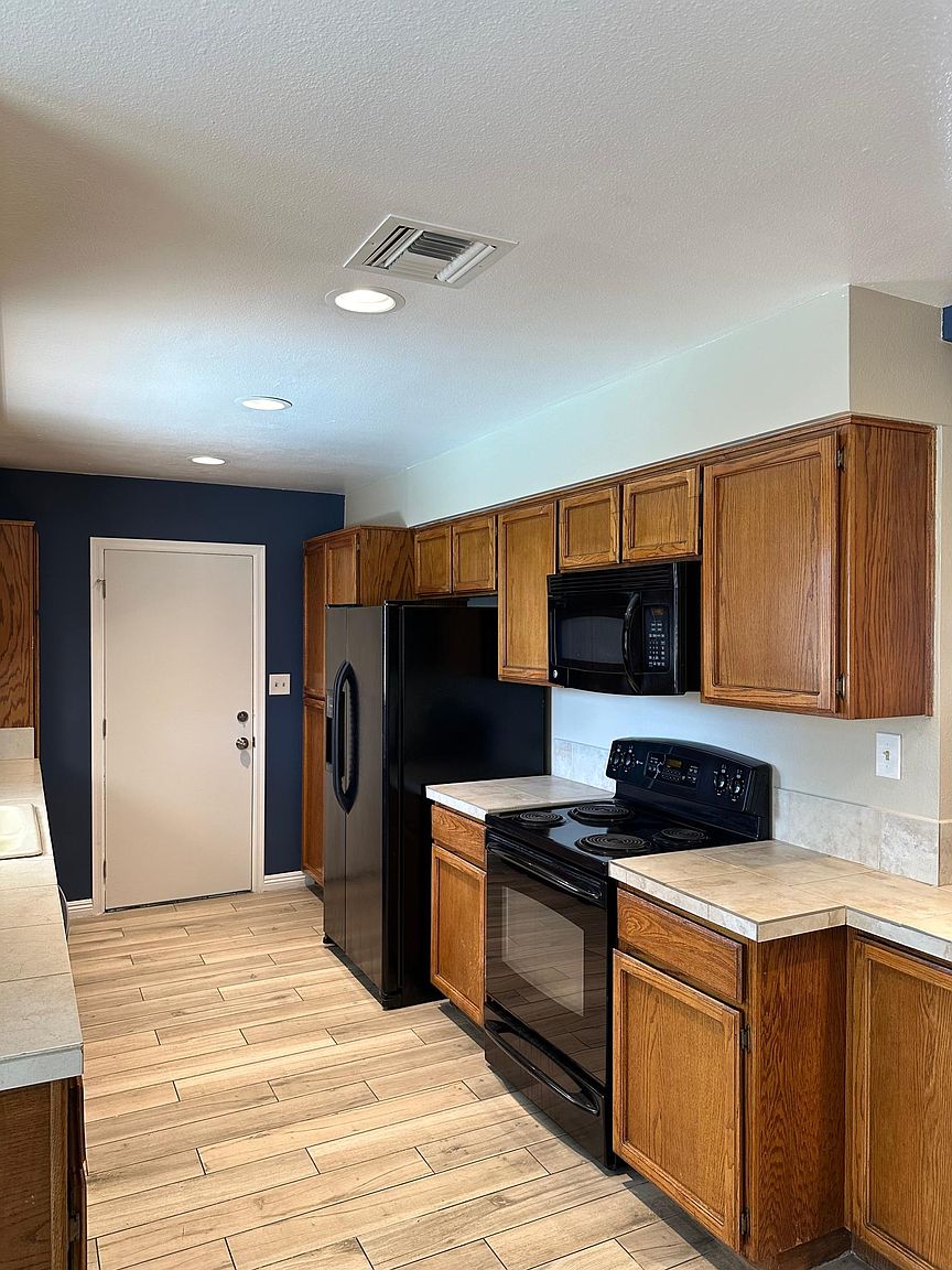 1249 E La Jolla Dr photo 3