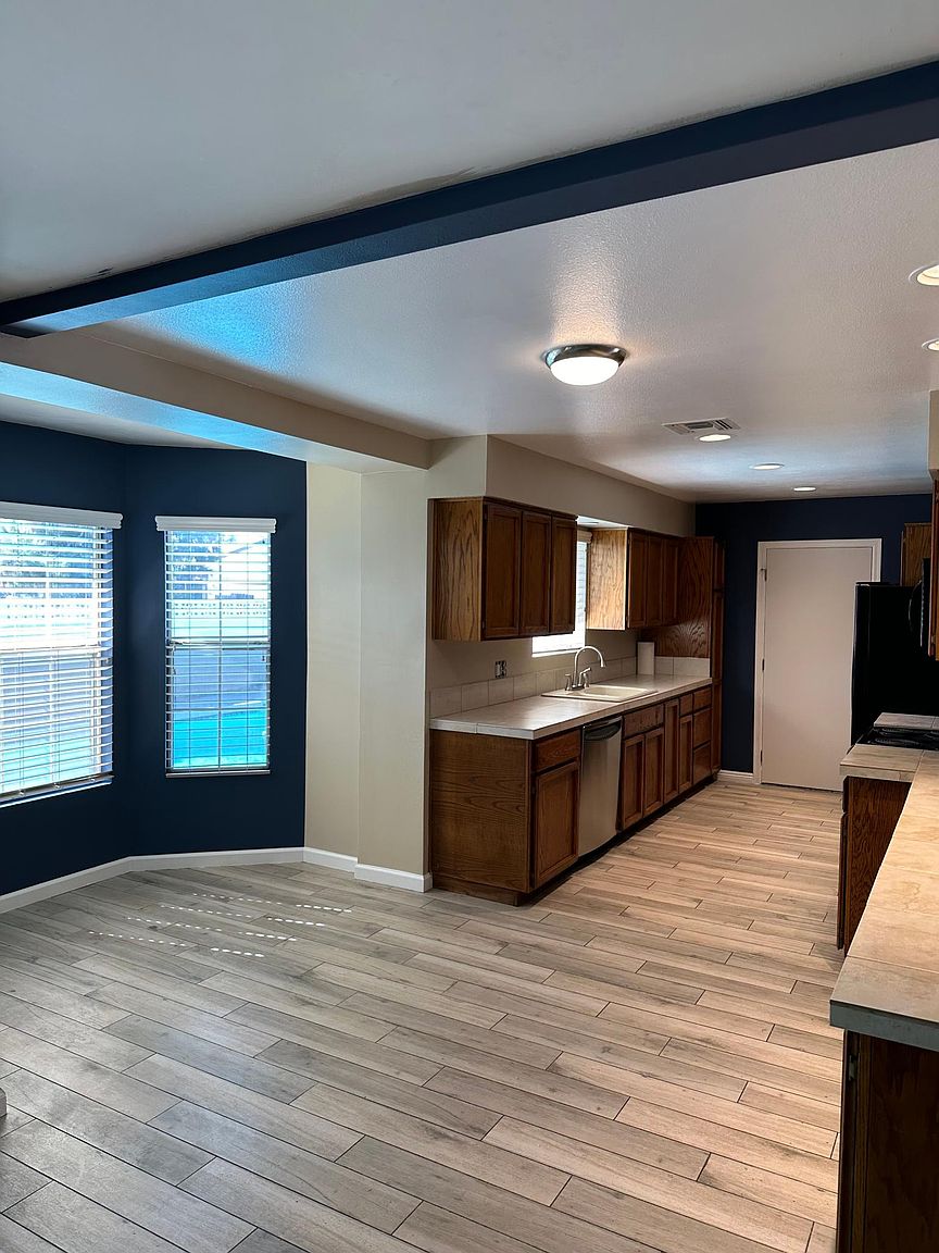 1249 E La Jolla Dr photo 2