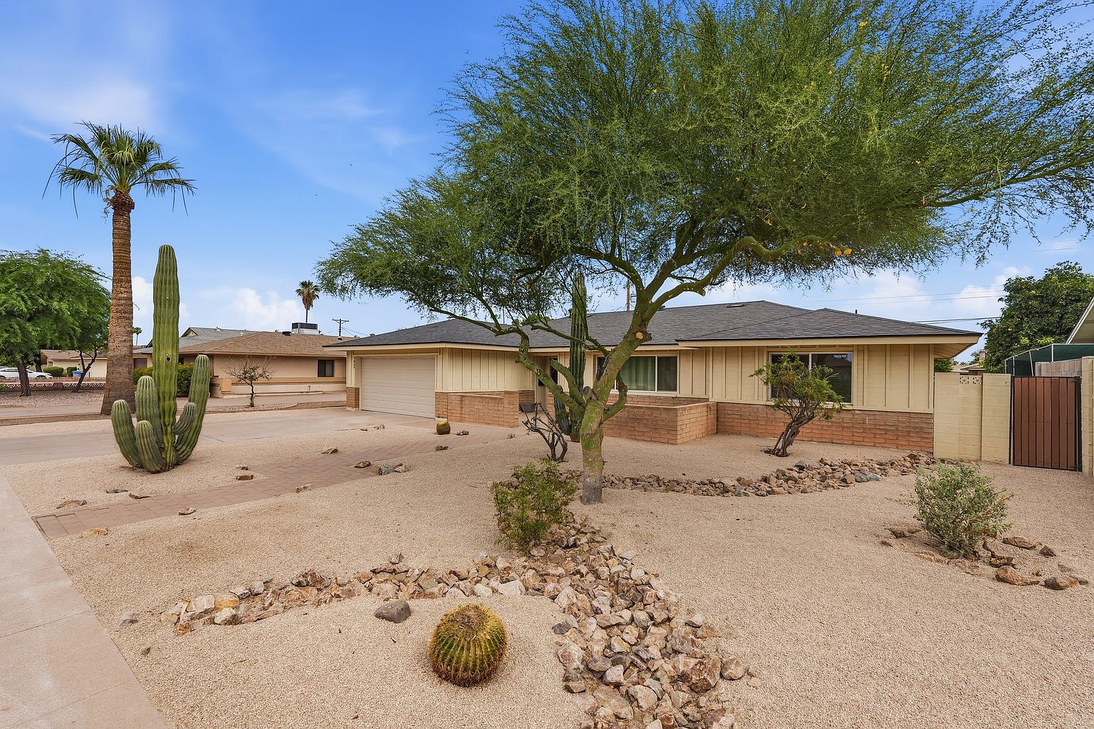 1034 E Hermosa Dr photo 2
