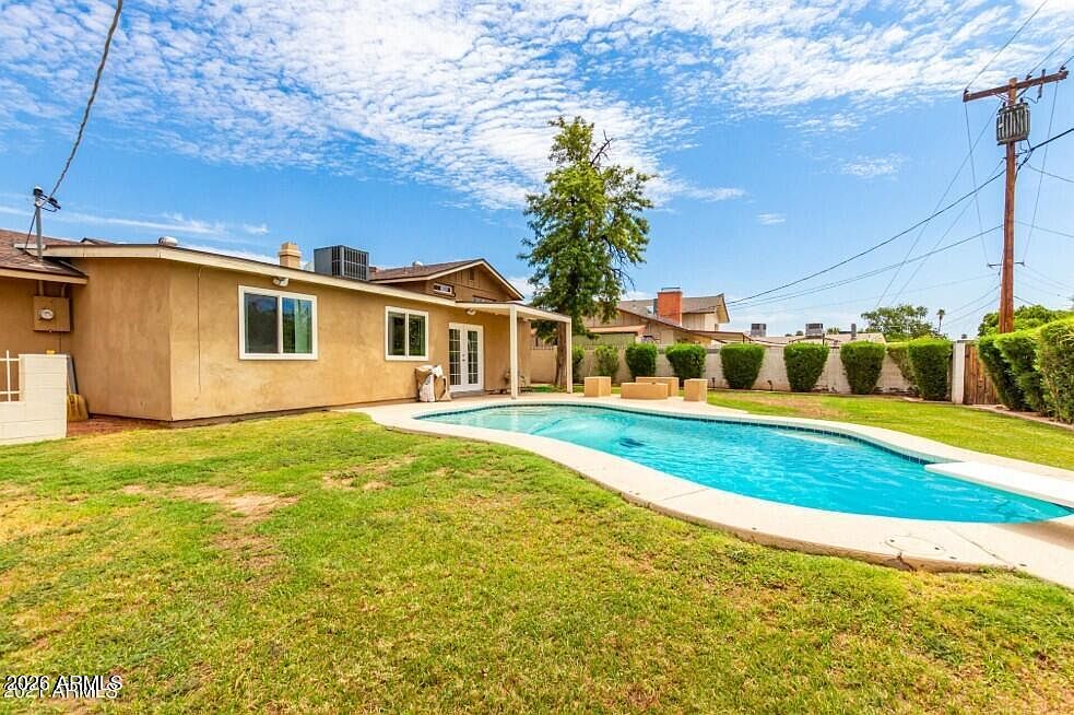 919 E LA JOLLA Drive photo 2