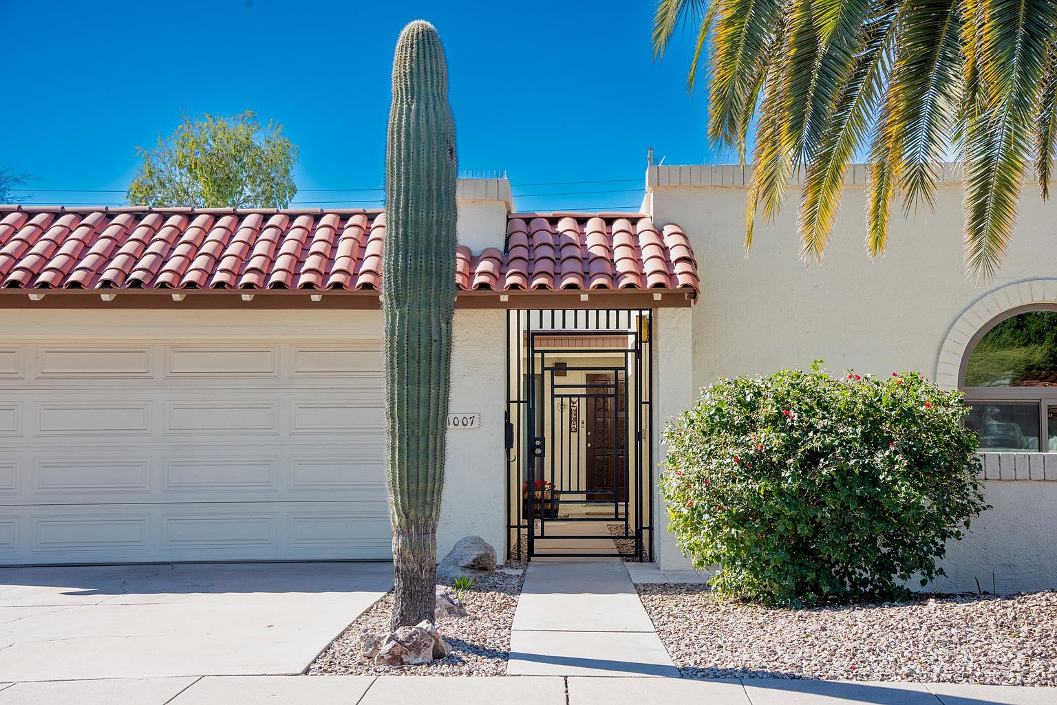 1007 E Laguna Dr photo 2