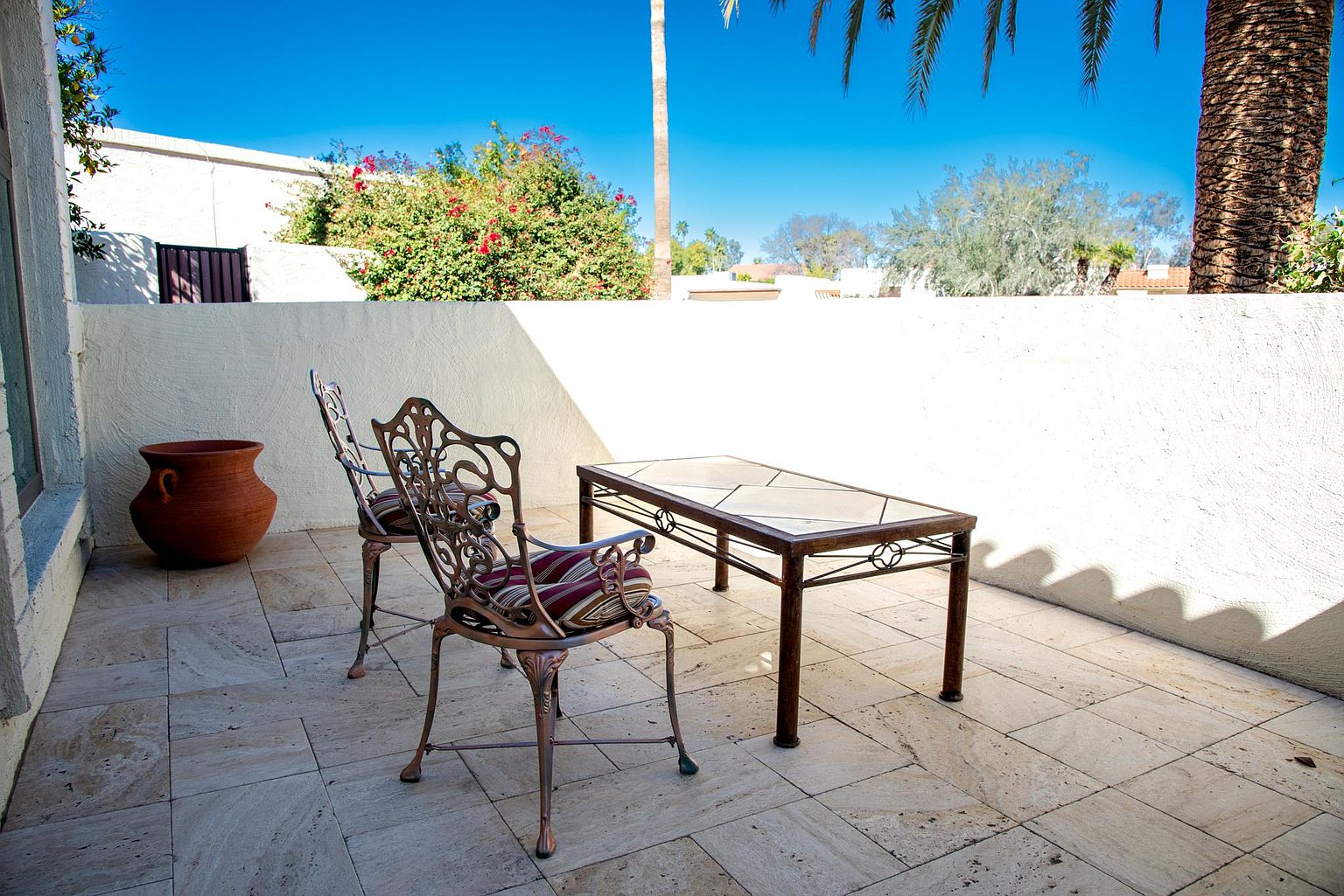 1007 E Laguna Dr photo 3