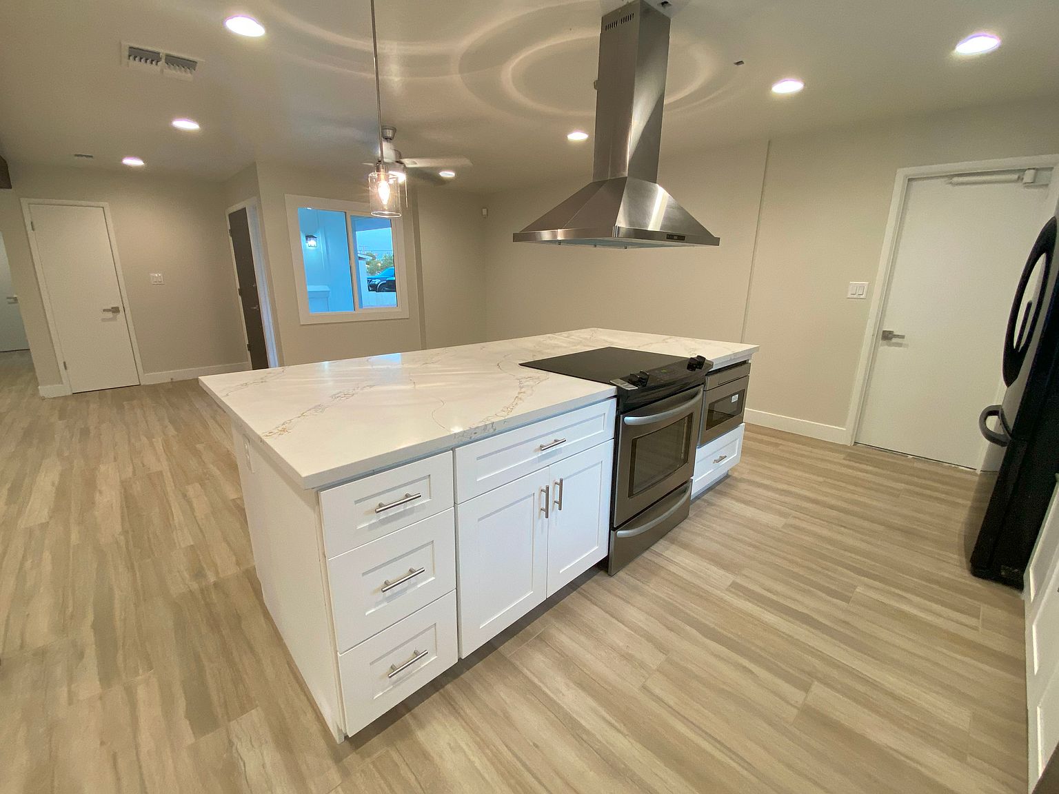 226 E Manhatton Dr photo 3