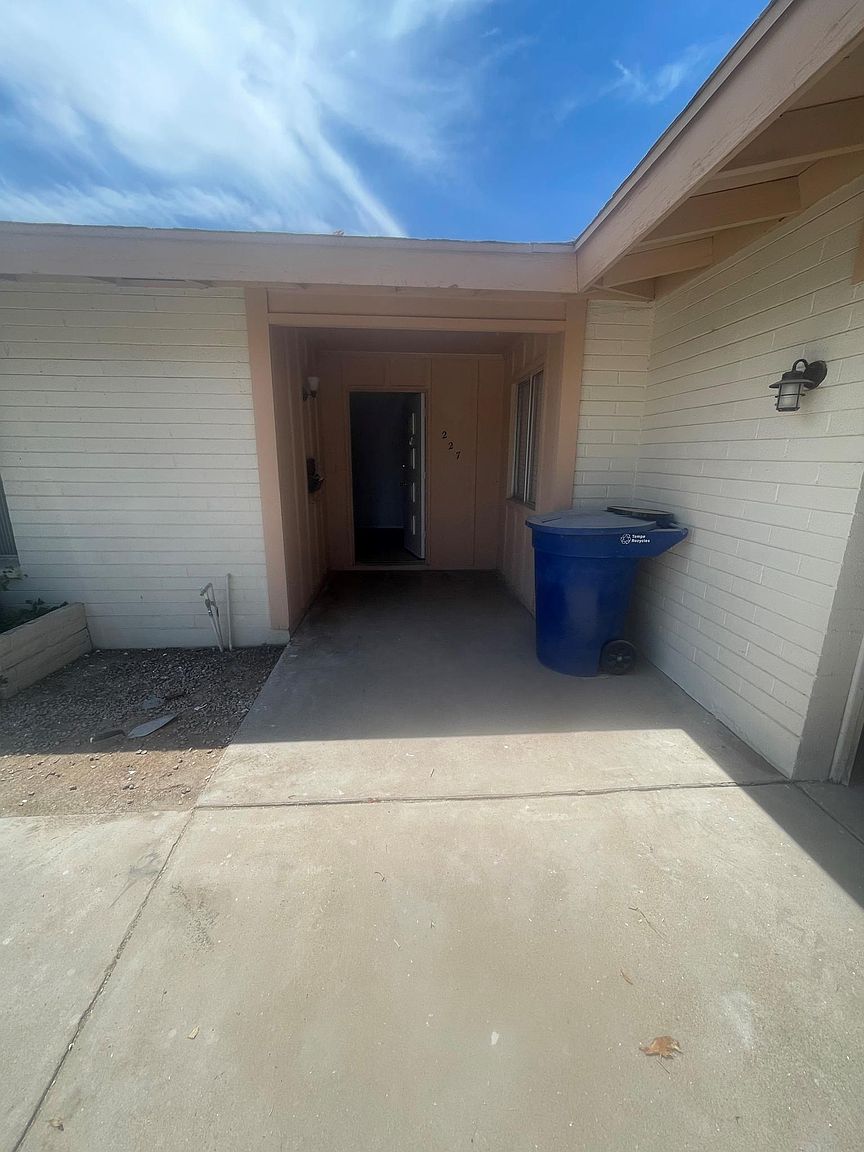 227 E Manhatton Dr photo 2