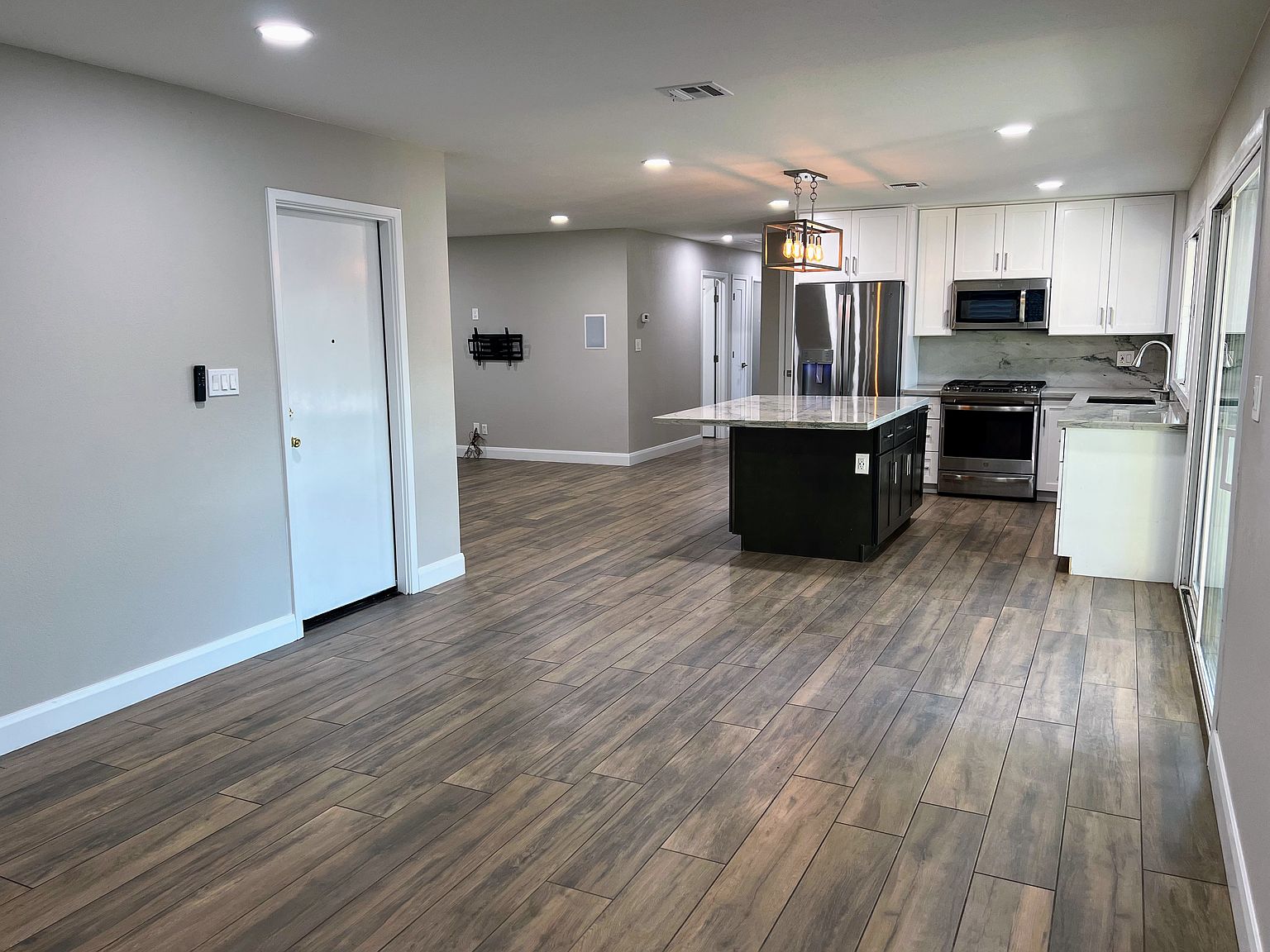 2508 E Loyola Dr photo 5