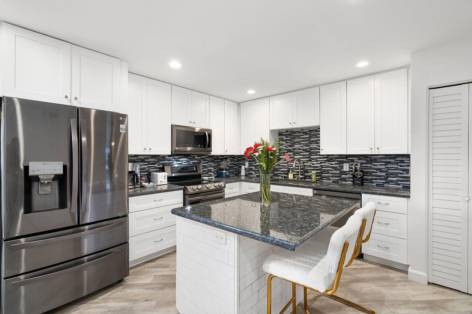 2510 E Hermosa Dr photo 5