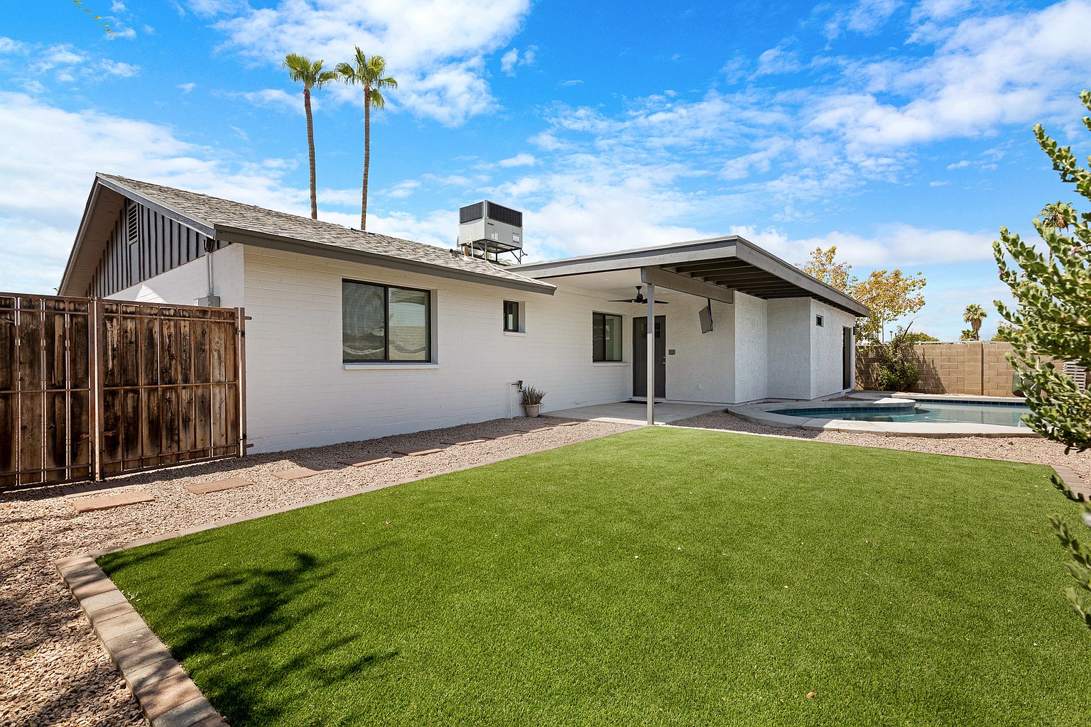 2500 E Hermosa Dr photo 2