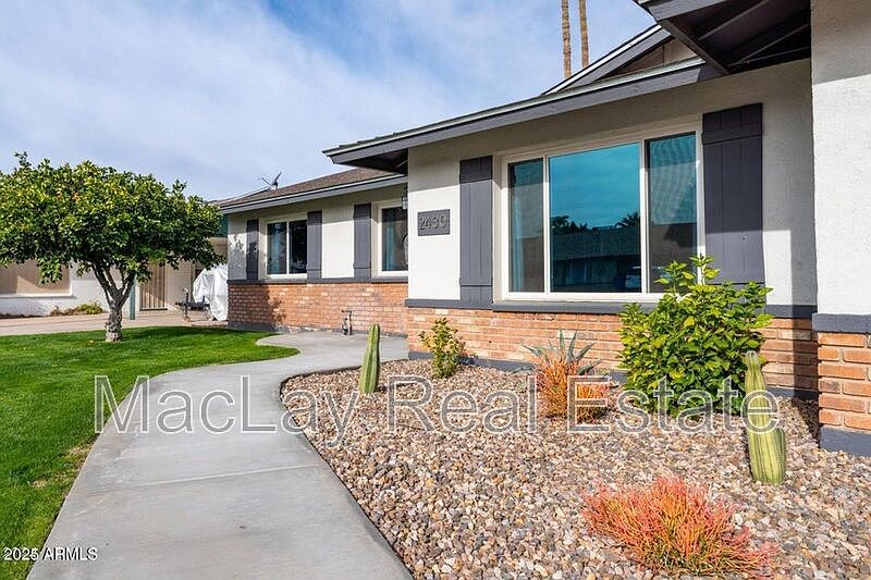 2430 E Hermosa Dr photo 4