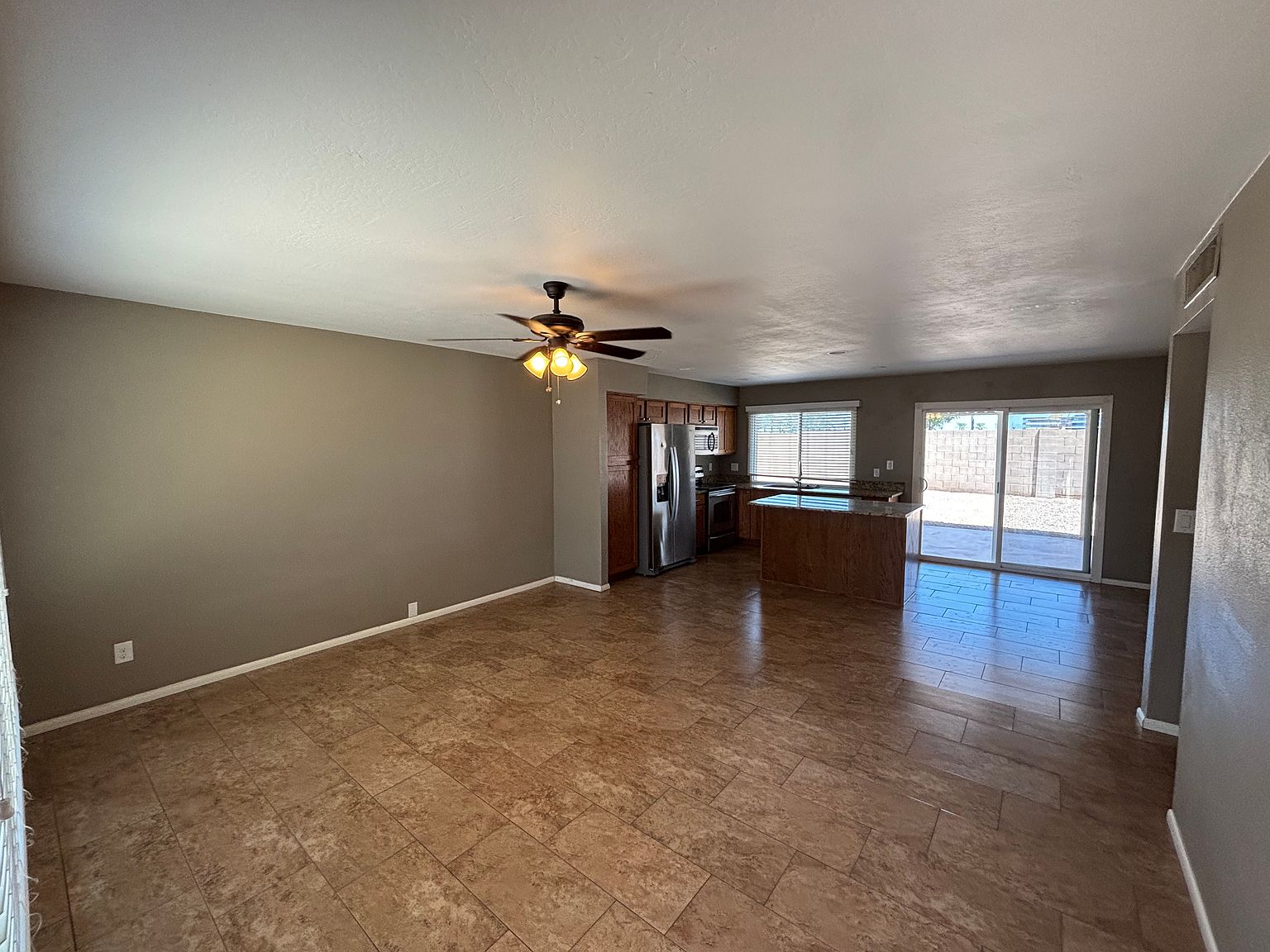 2056 W Dixon St photo 2
