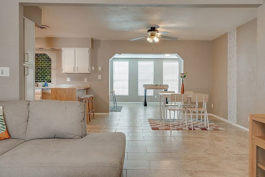 731 N Santa Anna photo 4