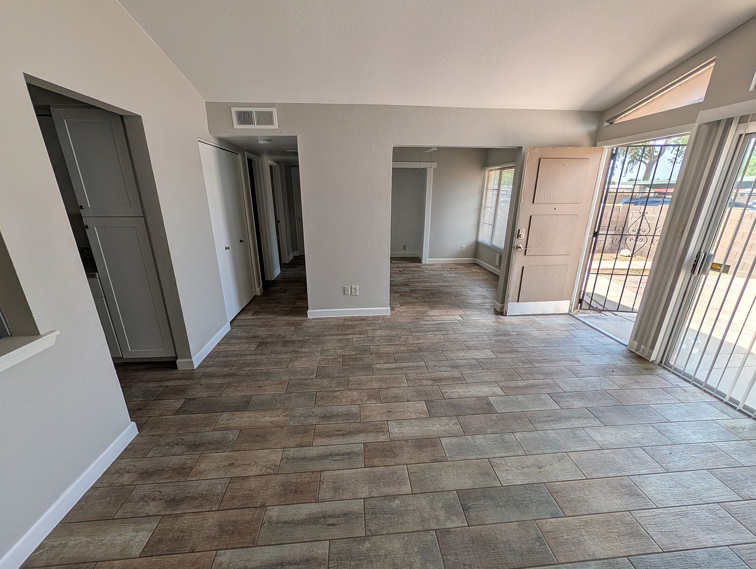 624 N Santa Barbara photo 2