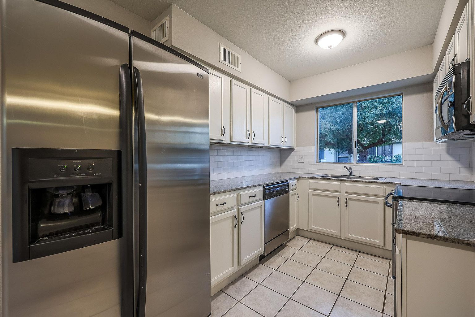 2611 E Maryland Dr photo 4