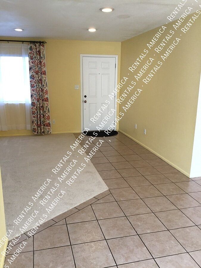 2618 E Oakleaf Dr photo 4