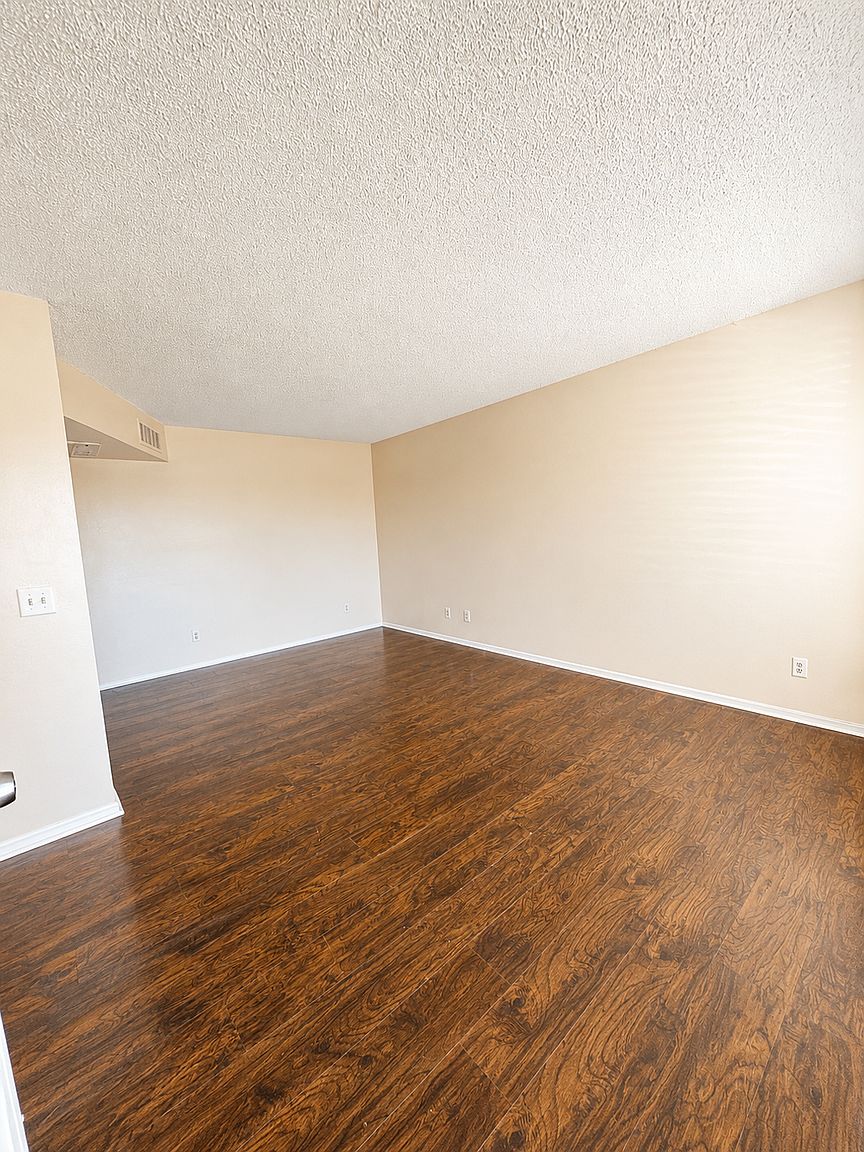 45 N Phyllis photo 3