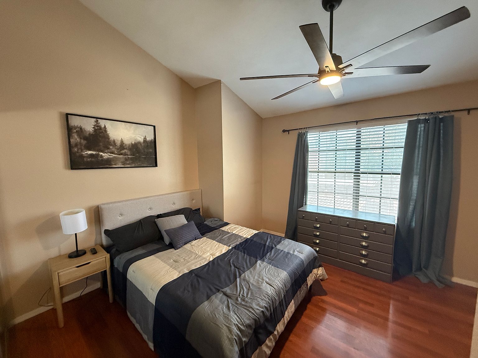 921 W UNIVERSITY Drive photo 4