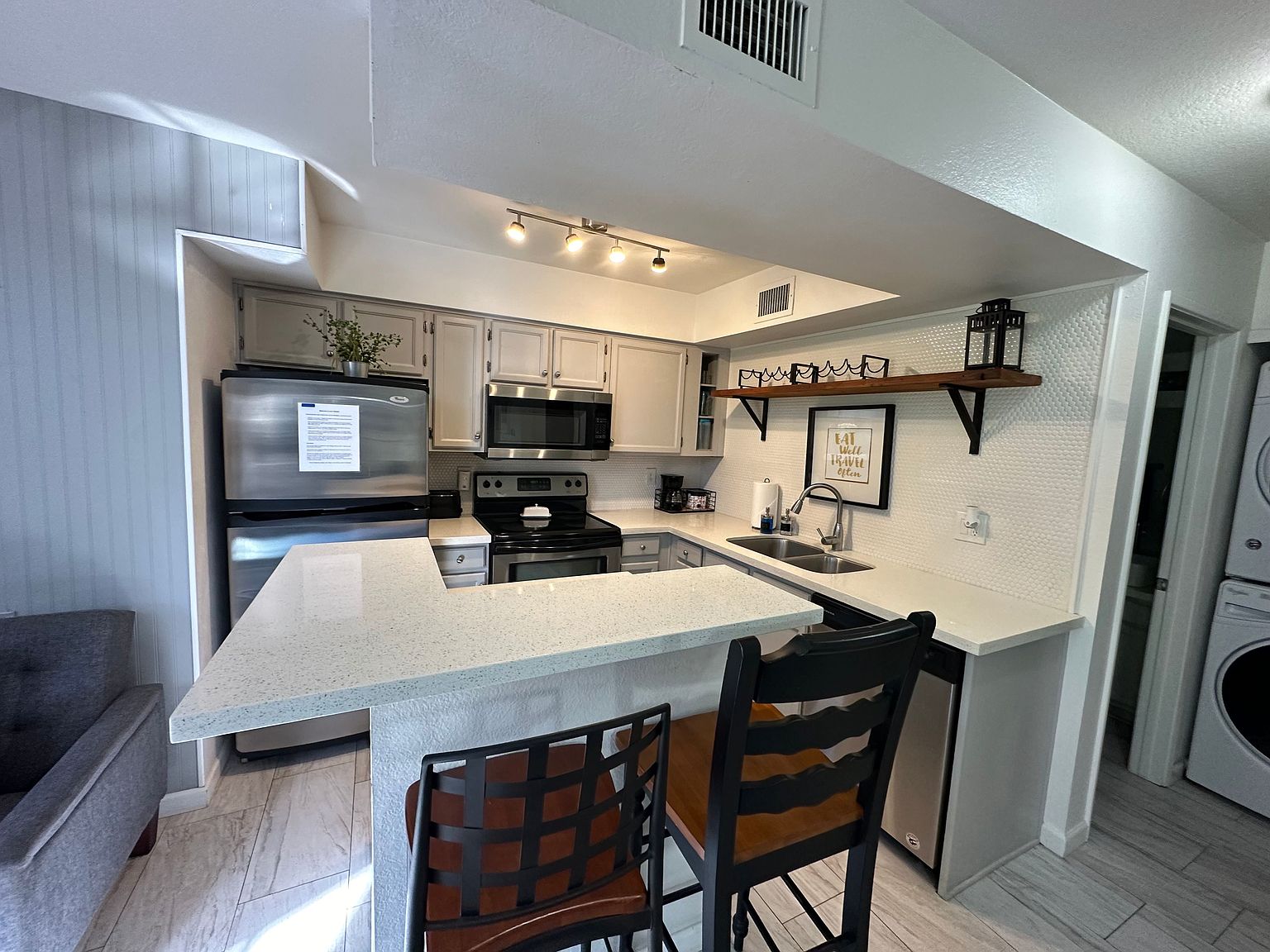 602 N May Street photo 3