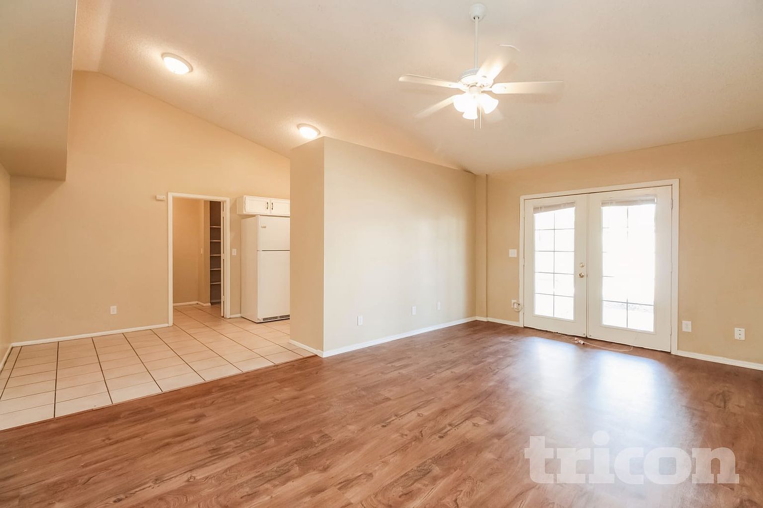 102 W Ivyglen St photo 4