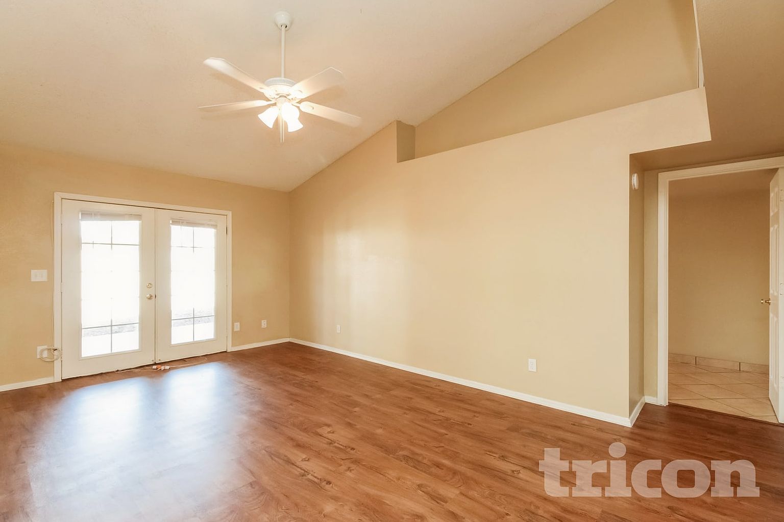 102 W Ivyglen St photo 3