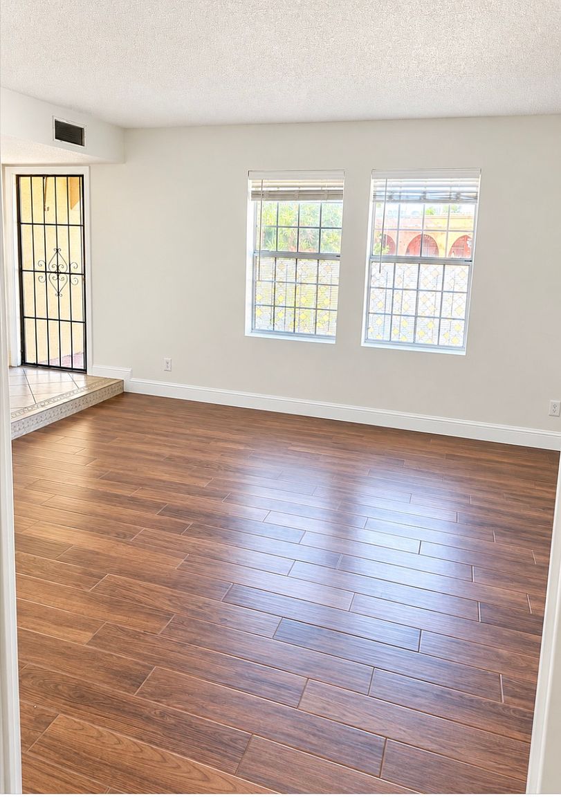 533 N Hobson Plz photo 3