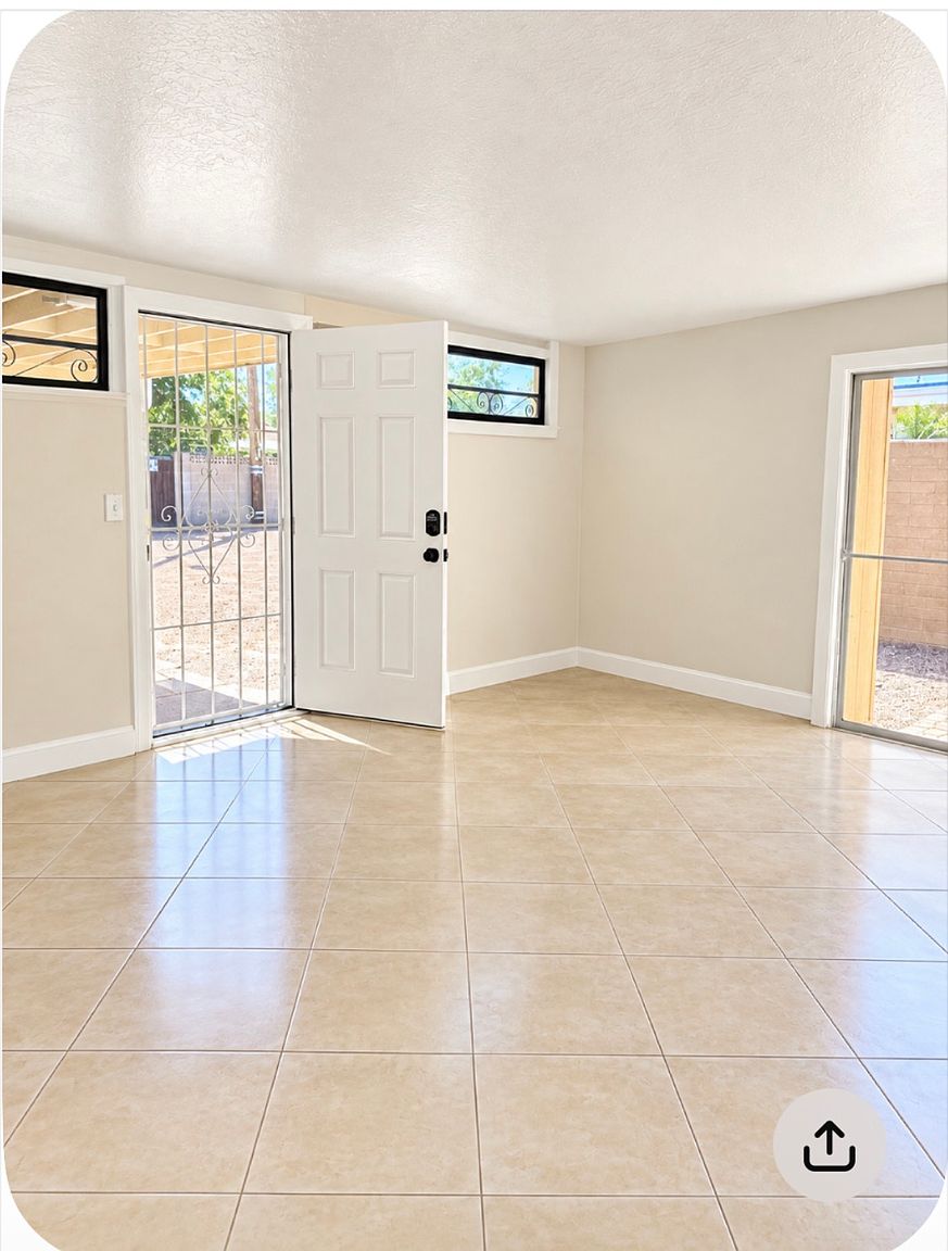 553 N Hobson Plz